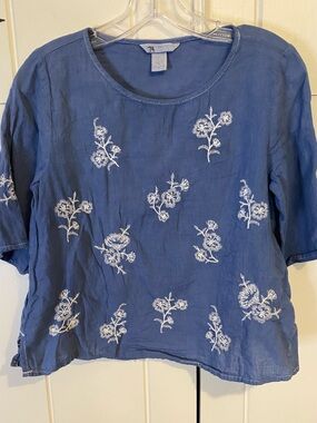 H&M Blue Pull Over Top with Embroidered White Flowers. Size 4. Made in India.